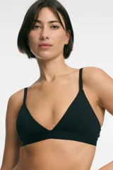 Bralette negro de algodón con escote en V, copas removibles y breteles ajustables.