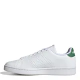 Championes Adidas Advantage de cuero sintético blanco con detalles en verde en el talón y el logo de la lengüeta. Presentan perforaciones laterales en forma de tres rayas y suela de goma. Cierre con cordones.
