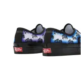 Championes Vans modelo Authentic 44 DX en colaboración con Alva Skates. Presentan un diseño de estampado gráfico con efecto degradado en tonos azules y blancos, con detalles en negro. Cuentan con suela de goma negra y cordones al tono.
