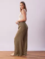 Pantalón wide leg color oliva con cintura elastizada y cordón ajustable.