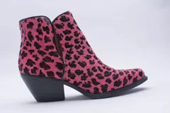 Texana de caña corta con diseño de animal print en color fucsia y negro. Presenta un taco bajo y aberturas laterales.