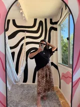 Pollera midi de viscosa con estampado animal print.