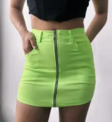 Minifalda verde neón con cierre metálico frontal y bolsillos delanteros.