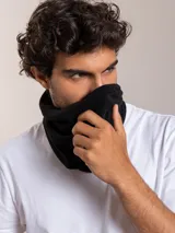 Cuello tipo bufanda tubular de polar azul marino con logo de la marca en etiqueta cosida.