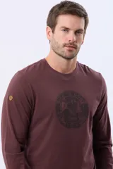 Remera de algodón de manga larga color bordó, con cuello redondo y estampado circular en el pecho con el texto "LIFE IS GOOD HAPPY CAMPER Legacy" y un diseño de montañas y árboles.