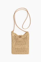 Cartera portacelular de paja de papel trenzada, de diseño rectangular con tejido abierto, correa bandolera fina y cierre con botón metálico decorativo.