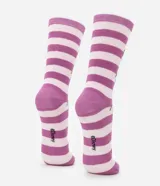 Par de medias de caña larga rayadas en color lila y blanco, con estampado del Gato Risón de Alicia en el País de las Maravillas. Confeccionadas en algodón sostenible.