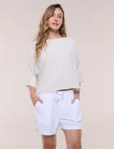 Short de lino color blanco, con calce relajado, cintura elastizada con cordón de ajuste y bolsillos diagonales.