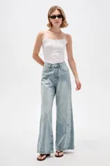 Pantalón de jean de corte ancho y tiro alto, con diseño de costuras decorativas en las piernas.