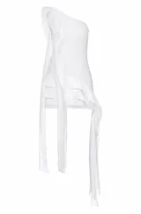 Vestido corto blanco de crepé y organza, con un solo hombro, diseño entallado y volados con tiras colgantes.