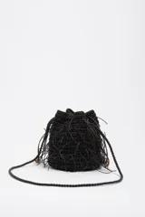Bolso mini tipo bombonera de color marrón oscuro, confeccionado con tejido trenzado y detalles de flecos colgantes. Cuenta con cierre de cordón ajustable y correa cruzada trenzada.