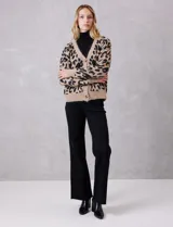 Cardigan de punto con estampado animal print, escote en V y cierre frontal con botones. Presenta puños y ruedo acanalados, con un diseño de calce holgado.
