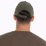 Gorra tipo jockey de Merrell con diseño bicolor, cuerpo en color verde oliva y visera curva en color marrón. Presenta una letra M bordada en el frente y una pequeña etiqueta de cuero con el logo de la marca en el lateral.