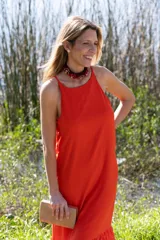 Vestido largo color rojo, tipo túnica con corte recto sin entallar en la cintura, tirantes finos y terminación de volado en el ruedo.