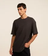 Remera masculina de corte relajado, color gris oscuro, con cuello redondo, manga corta y textura chevron.