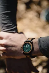 Reloj de pulsera Chenaut modelo Émeraude d’Ébène, con caja y malla de madera de ébano y nogal. Esfera verde esmeralda con segundero pequeño. Cristal Hardlex y movimiento de cuarzo. Resistente al agua (3 ATM).