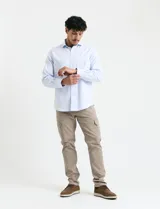 Pantalón cargo de algodón con elastano, de corte recto y diseño funcional. Presenta bolsillos laterales con fuelle y bolsillos traseros con tapa y botón.