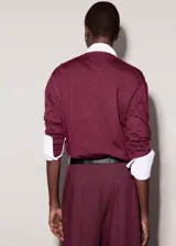 Jersey Mili de punto fino, color bordó, con cuello redondo y diseño recto de manga larga.