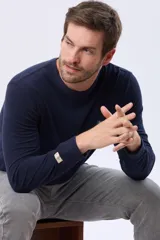 Remera T-shirt básica de algodón de manga larga, color azul marino, con escote a la base y logo bordado al frente. Presenta un calce cómodo y una etiqueta decorativa en la manga izquierda.