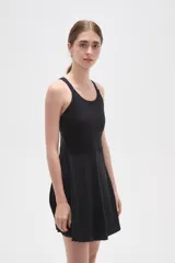 Vestido corto de poliamida, con diseño al cuerpo, breteles finos regulables y escote redondo.