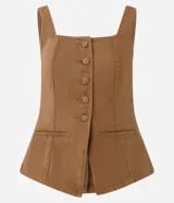 Chaleco de sarga color tostado, con escote cuadrado, breteles anchos y cierre frontal con botones forrados. Presenta recortes estructurados y bolsillos decorativos, con un diseño de corte regular.