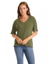 Blusa de silueta fluida con escote en V, diseñada con manga japonesa corta y costura central vertical tanto en el frente como en la espalda. Presenta un largo asimétrico, siendo más larga en la parte posterior.