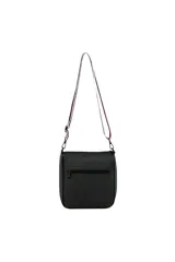 Bandolera negra con correa de tela ajustable en negro y rosa, cierre de cremallera superior, bolsillo frontal con cierre y detalle de borlas rosas. Incluye un parche circular rosa con un corazón negro en la parte inferior derecha.