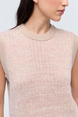 Chaleco de tejido de punto color crudo, con cuello a la base y lurex.
