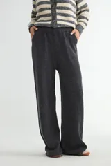 Pantalón de punto de corte recto y holgado, con cintura elástica y bolsillos laterales.