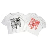 Remera corta blanca con estampado de esqueleto en negro y rojo, corte slim fit.
