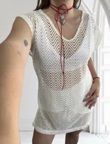 Remerón de playa blanco de tejido crochet con patrón de zigzag.