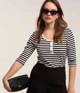 Bermuda femenina de sastrería color rojo, confeccionada en tejido de crepé. Presenta trabillas en la cintura, cierre delantero y bolsillos falsos.