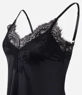Camisón Lov de microfibra color negro, con escote en V, breteles finos ajustables y delicados detalles de encaje en el escote y en el ruedo inferior.