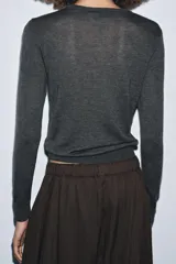 Jersey de punto liso extrafino con cuello redondo y manga larga, confeccionado en una mezcla de lana y seda.