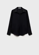 Camisa de lino negra, de manga larga con puños abotonados, cuello camisero y cierre frontal de botones.