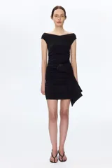 Vestido corto negro en punto texturizado, de corte entallado con hombros descubiertos, escote en V y frunces laterales que generan un efecto drapeado. Cuenta con un nudo ancho asimétrico al frente.