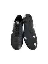 Championes de fútbol Umbro modelo Clasic II HG, color azul marino con suela y tapones en color naranja. Presenta el logo de la marca en blanco en el lateral y cierre con cordones.