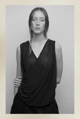 Blusa negra de microtul doble, con escote cruzado en V y drapeado suave. Diseño liviano y translúcido.