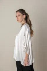 Blusa italiana holgada de color negro liso con detalle de lazos en las mangas. Talle único.