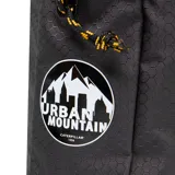 Bolso bandolera unisex Caterpillar Ajo Peak Sling Bag, color negro con diseño texturizado, correa cruzada ajustable, bolsillo frontal con solapa y cierre de hebilla, y detalles reflectantes con el logotipo de la marca.