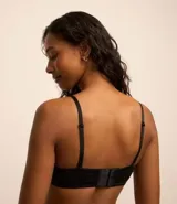 Soutien sin breteles confeccionado en poliamida, con tiras desmontables y cierre en la espalda.