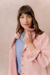 Camisa oversize de denim liviano color amarillo, con cuello camisero, mangas largas con puños, bolsillos delanteros con tapa y ruedo desflecado.