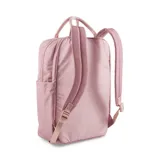 Mochila Puma Core College color rosa con logo dorado. Cuenta con apertura de compartimento principal con cierre bidireccional, correas ergonómicas acolchadas y ajustables, asas tubulares de transporte, ficha D para colgar accesorios en el frente, dos grandes bolsillos en los costados y compartimento para laptop con cierre bidireccional.