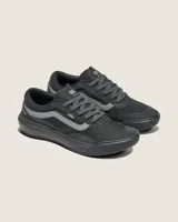 Championes Vans modelo Ultrarange 2.0, de diseño deportivo y ligero en color negro. Presentan una construcción en malla transpirable con refuerzos sintéticos, puntera de goma moldeada y la icónica banda lateral Sidestripe en tono gris oscuro. Cuentan con entresuela UltraCush Lite para mayor amortiguación y suela dentada para mejor tracción.