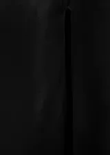 Vestido midi negro de tejido fluido con tirantes finos, escote cuadrado y abertura lateral.
