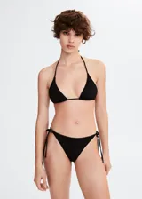 Braga de bikini brasileña negra con detalle de strass y lazos ajustables.