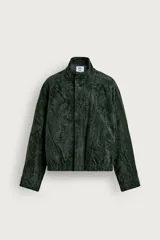 Cazadora regular fit de piel con acabado en ante color verde oscuro, parte de la colección especial Gabriel Azevedo x Zara. Presenta cuello subido, manga larga, bolsillos de vivo en la cadera y un bolsillo interior. El bajo cuenta con acabado elástico y el cierre frontal es con cremallera oculta por solapa con botones a presión.