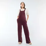 Enterito largo de pana color borgoña, con tirantes anchos y bolsillos laterales.