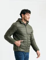 Campera acolchada tipo puffer en color gris, con cierre frontal, cuello alto y puños elásticos.
