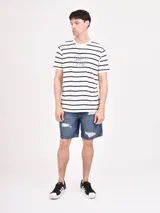 Bermuda de jean color negro con efecto lavado, de corte recto y largo hasta la rodilla.